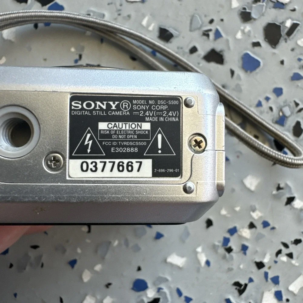 Sony Cyber-shot DSC-S500 6.0MP Digital‎ Camera Parts Only Does Not Turn On